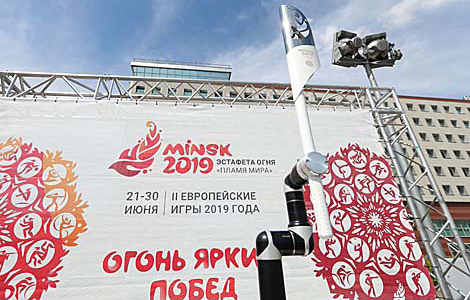 火炬手机器人在高科技园接过第二届欧运会“和平火焰”接力棒