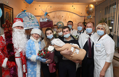 卢卡申科祝贺了2021年第一个孩子出生的家庭