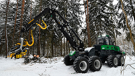 “AMKODOR”新收割机正在森林中进行测试