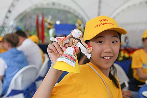 白罗斯组织92名中国儿童到疗养中心“祖布连诺克”休养