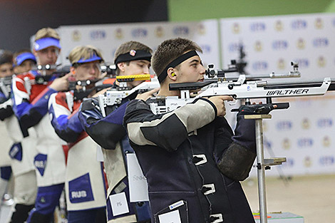 白俄罗斯队在第二届独联体运动会步枪射击团体赛中获得银牌和铜牌