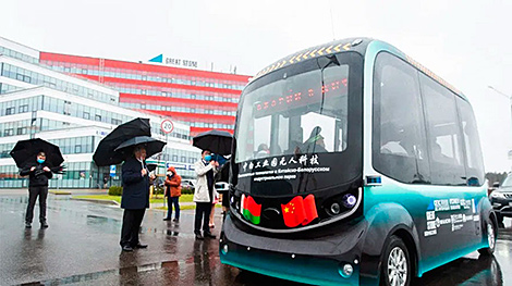 第一辆无人驾驶电动巴士在“巨石”进行了测试