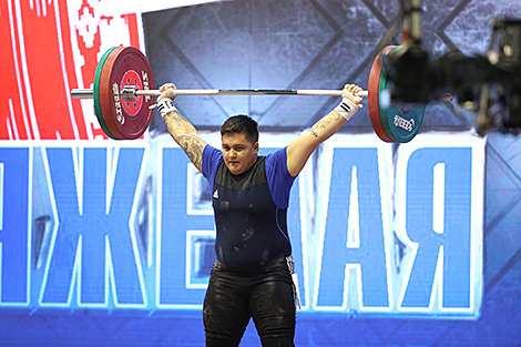 白俄罗斯举重运动员玛格丽塔·列先科获得第二届独联体国家运动会银牌