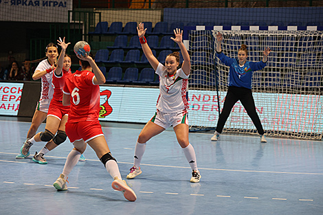 白俄罗斯手球运动员在第二届独联体运动会上获得银牌