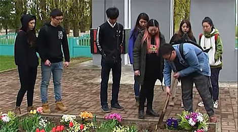 来自中国学生在维捷布斯克附近的万人冢中纪念同胞