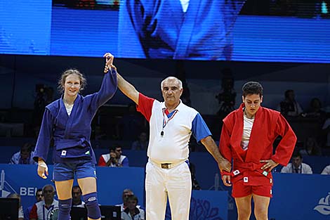 卢卡申科祝贺薇拉·戈列利科娃在第二届欧运会桑勃式摔跤锦标赛中获胜
