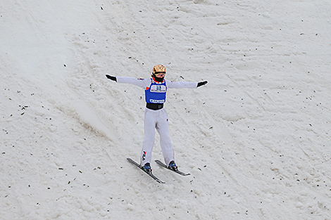 中国自由式滑雪选手在世界杯阶段同步跳跃中赢得了金牌和银牌