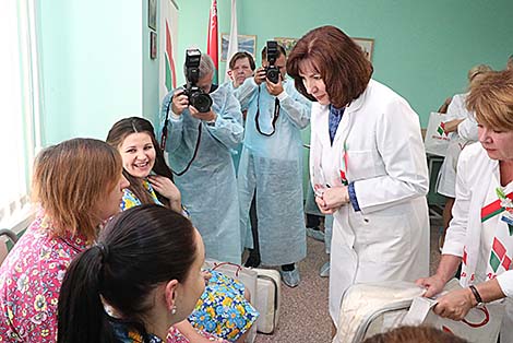 科恰诺娃访问了共和国母婴科学和实践中心，并向年轻母亲赠送礼物