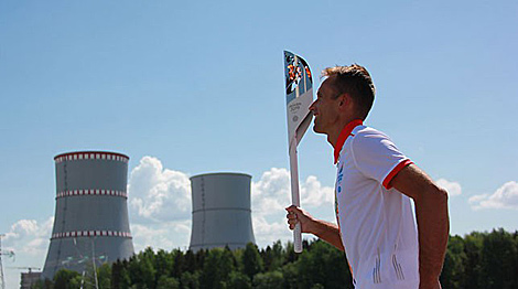 白罗斯核电站迎接第二届欧运会圣火