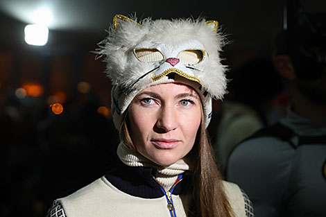 达荷亚·多姆拉切娃与吉祥物列西克小狐狸现身第二届欧洲运动会友谊节活动现场