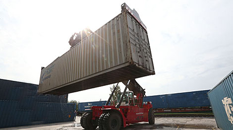 白俄吉利公司的机器设备将通过集装箱运达
