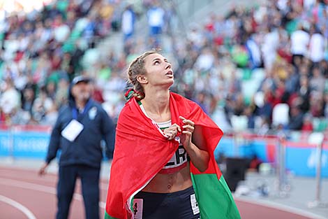 白罗斯运动员克里斯季娜•季玛诺夫斯卡娅在那布勒斯世界大学运动会中200米跑赛赢得金牌