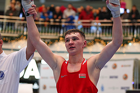 拳击手德米特里·阿萨诺夫赢得圣彼得堡州长杯锦标赛金牌