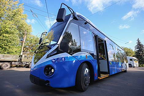 白罗斯公交车厂开发了独联体第一辆右侧驾驶电动公交车