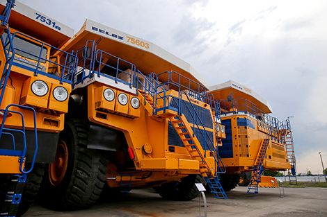 别拉斯计划向俄联邦的一家大型金矿公司提供四辆自卸车