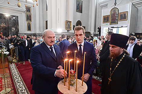 卢卡申科复活节在主显容教堂点燃蜡烛
