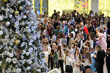 卢卡申科：国家因传统而强大，白俄罗斯的传统之一是为儿童送上新年祝福