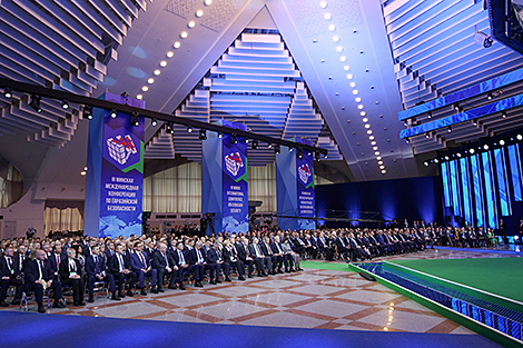 卢卡申科宣布，他已准备好回应试图将明斯克屈服于外国意志的企图