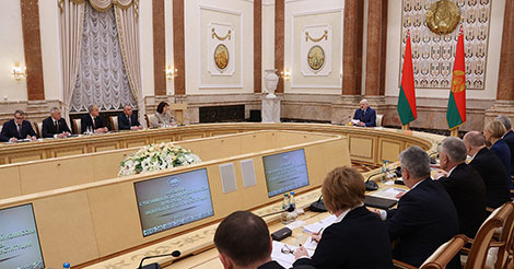 “他只是要求宪法”—卢卡申科关于巩固全白罗斯人民大会作为民主机构的地位