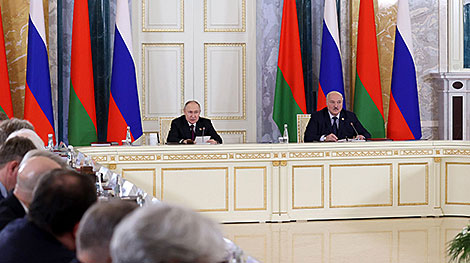 “从南极到北极”—卢卡申科谈到与普京的认真合作