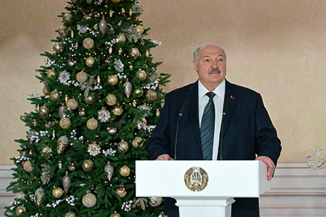 卢卡申科寄语新年舞会青年：你们面前有许多具体任务