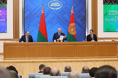 经验与青春须相融共生：卢卡申科指出科研领域核心议题