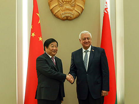 米亚斯尼科维奇建议中国潍柴在中国建立一个支持点，以生产采石设备