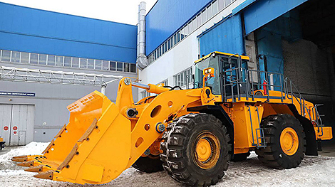 强大新品：BELAZ-78242型前端式装载机正在进行测试