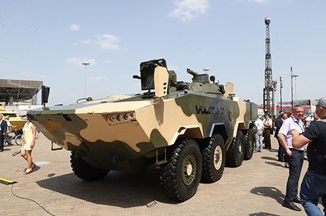 国产装甲运兵车在 MILEX-2021 上展出