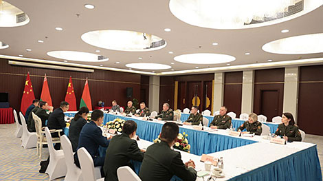 白俄罗斯和中国国防部长举行双边会晤
