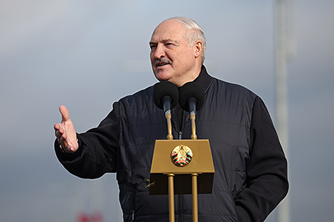 “你们那儿到底有什么猫腻？”卢卡申科就私人道路设备租赁丑闻发表讲话