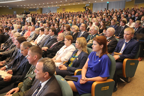 Участники пятого Всебелорусского народного собрания почтили минутой молчания память жертв ВОВ