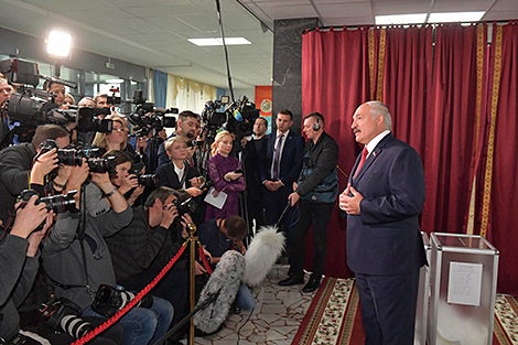 Лукашэнка на выбарчым участку больш за гадзіну адказваў на пытанні журналістаў