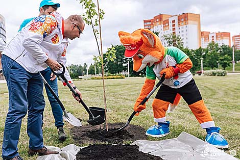 В Минске заложили аллею в честь маленьких граждан Беларуси