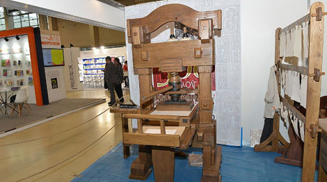 Belarus presents copy of medieval printing press at Moscow International Book Fair
