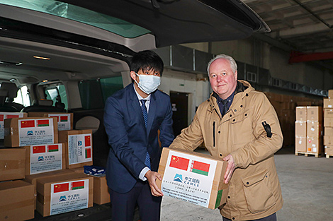 Китайская корпорация САМС передала белорусским медикам 30 тыс. перчаток