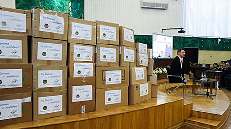 Гуманитарную помощь для детей Донбасса передали сотрудники Брестской таможни и 