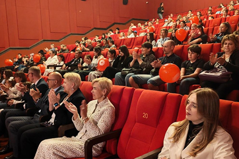 Портфели и сертификаты для покупок к школе получили в Минске дети мигрантов из Украины
