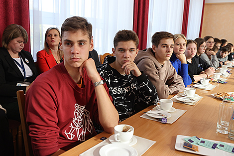 Талай встретился с детьми из Лисичанска и Северодонецка, которые отдыхают в Новополоцке