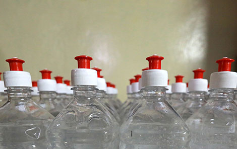 Тысячи литров антисептика, обучающие видео: как ЮНИСЕФ и USAID помогли Беларуси в борьбе с COVID-19