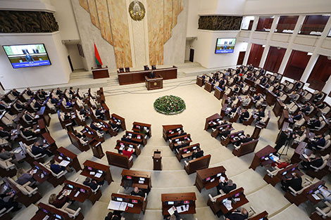 Парламент назначил президентские выборы на 9 августа