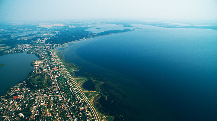 白罗斯美丽的湖泊：从湖岸和鸟瞰景的图片