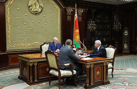 Экспорт, финансы, противодействие санкциям и развитие микроэлектроники. Лукашенко принял с докладом руководство Минпрома