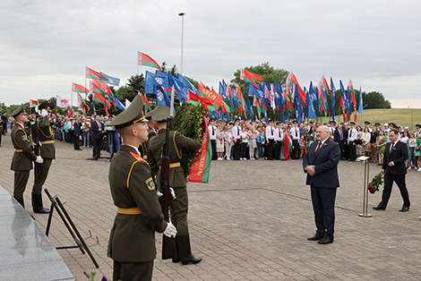 О сакральных символах, задачах молодежи, флаге с Эвереста и новом учебнике - выступление Лукашенко у Кургана Славы