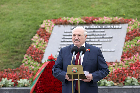 О сакральных символах, задачах молодежи, флаге с Эвереста и новом учебнике - выступление Лукашенко у Кургана Славы