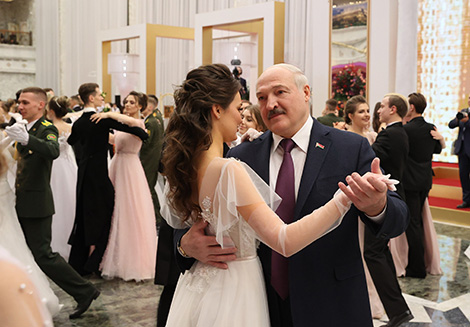 Только для привилегированных. Новогодний бал во Дворце Независимости собрал лучшую молодежь страны