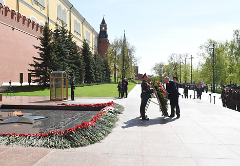Лукашенко возложил венок к могиле Неизвестного солдата у стен Кремля
