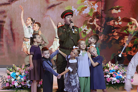 Лукашенко выпускникам: сохраните Беларусь мирной и спокойной, мы вам доверяем