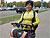 中国女孩在白罗斯乘自行车旅行