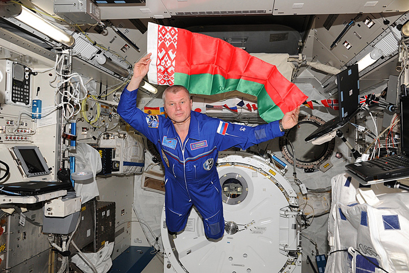 Космонавт Олег Новицкий с флагом Беларуси